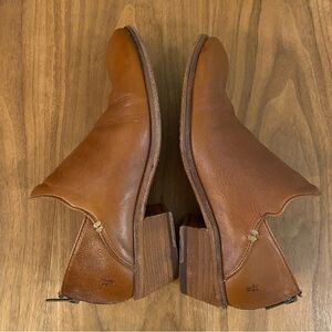 Frye Cognac Leather Ankle Boots Back Zip Booties Size 7.5